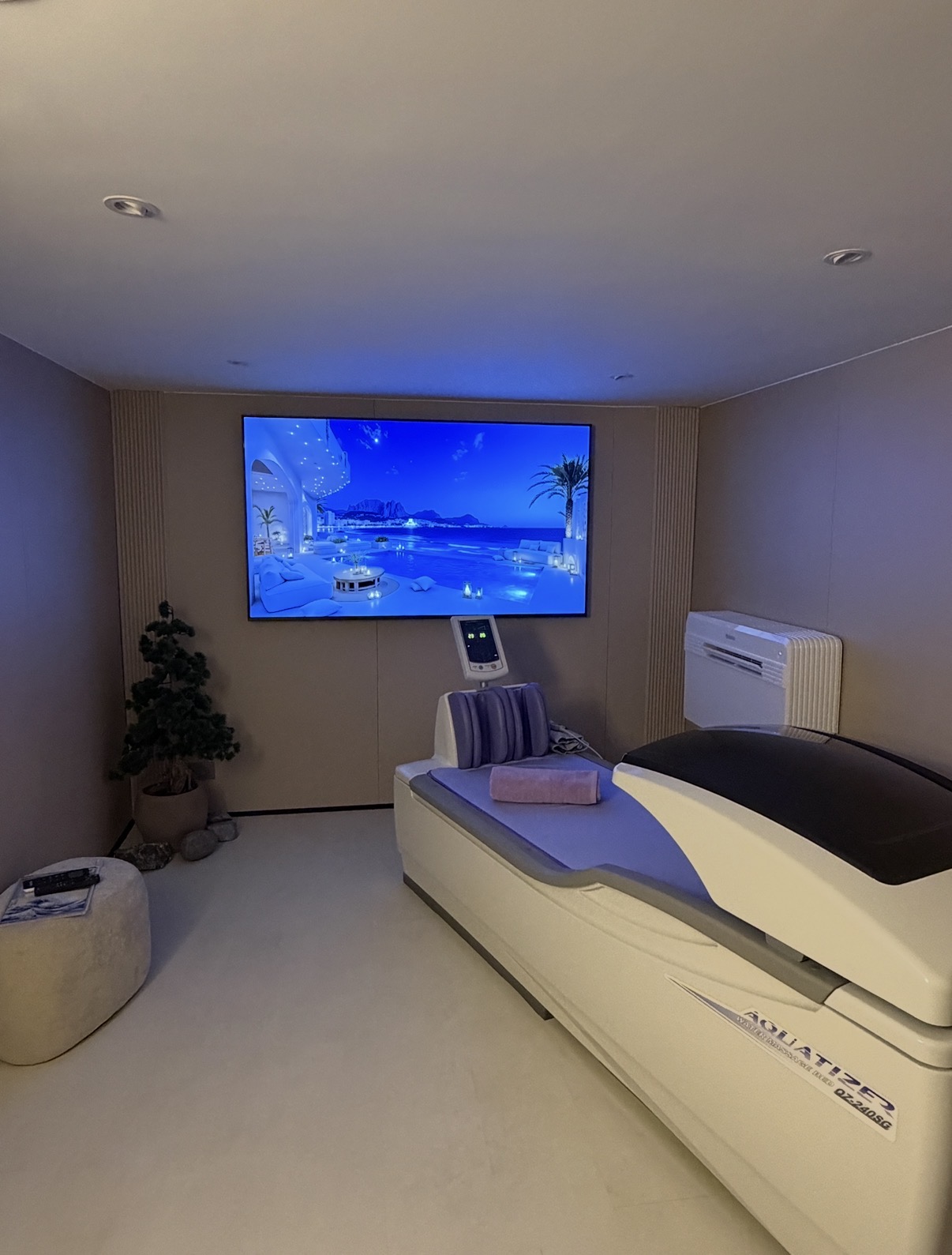 Treatment room with evening projection
